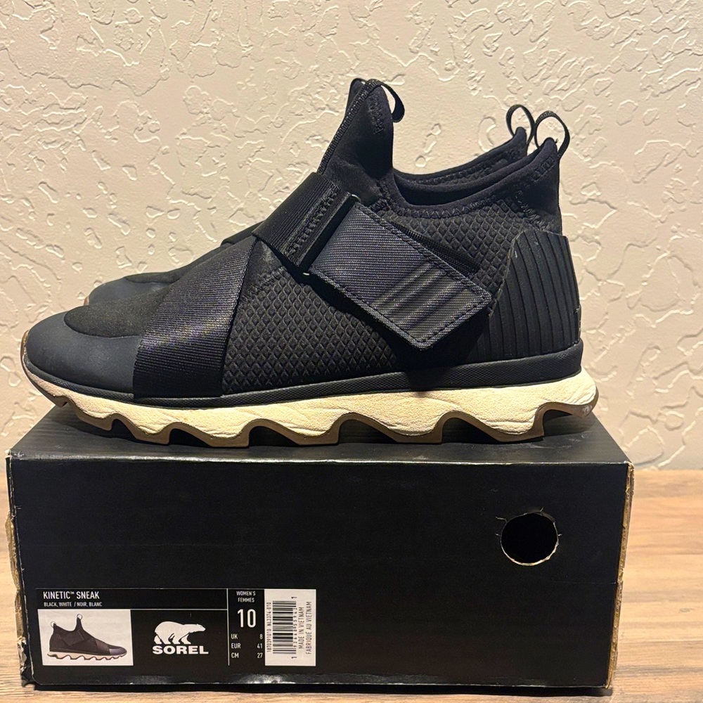 Sorel Black and White Kinetic Sneak Women’s Size 10